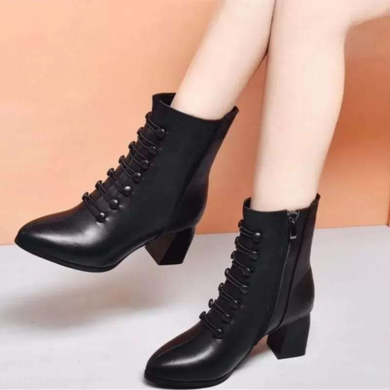 Black bead boot