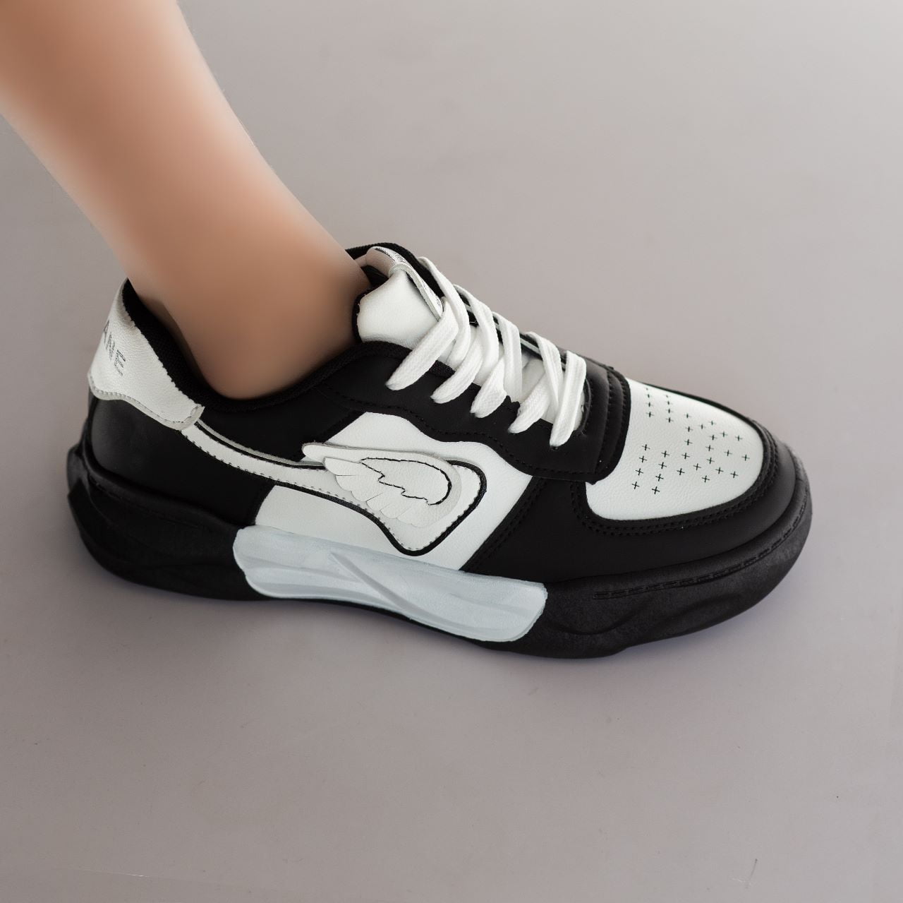 Wing sneaker 2281